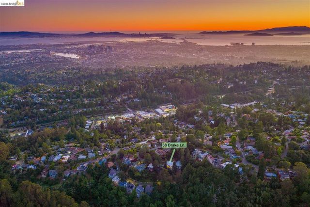 38 Drake Ln, Oakland, CA 94611