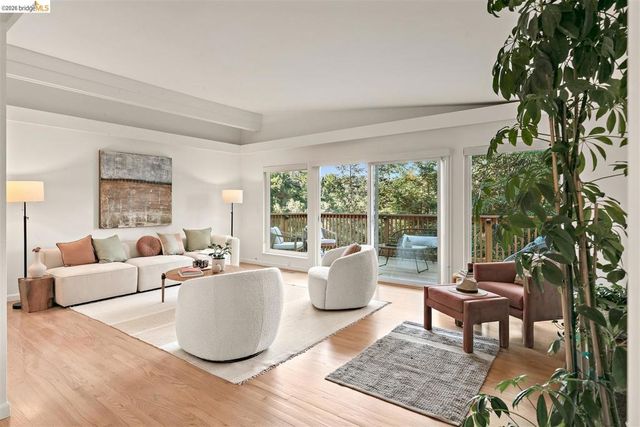 38 Drake Ln, Oakland, CA 94611