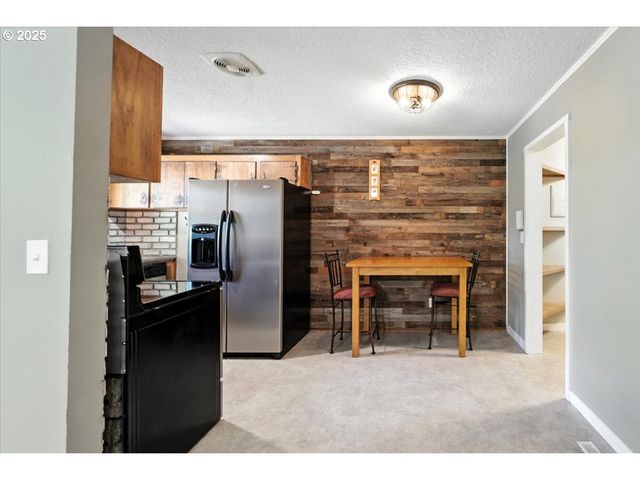 8618 Ne BROADWAY, Portland, OR 97220