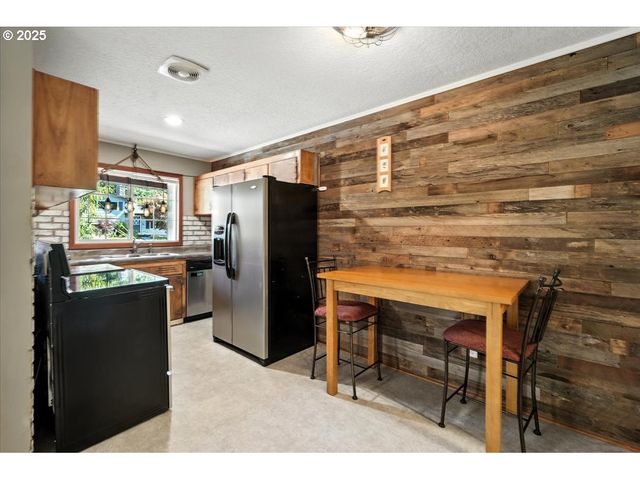 8618 Ne BROADWAY, Portland, OR 97220