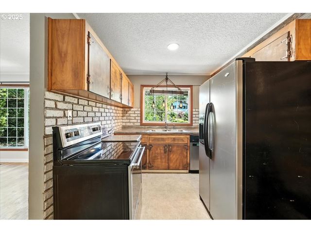 8618 Ne BROADWAY, Portland, OR 97220