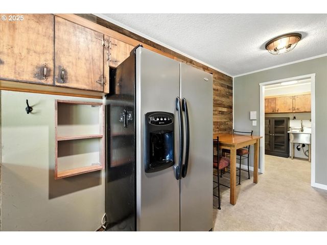 8618 Ne BROADWAY, Portland, OR 97220
