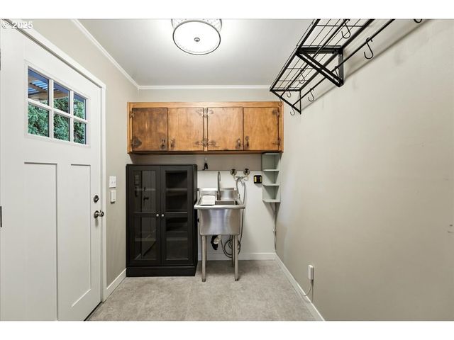 8618 Ne BROADWAY, Portland, OR 97220