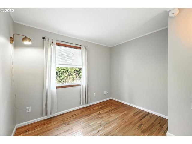 8618 Ne BROADWAY, Portland, OR 97220