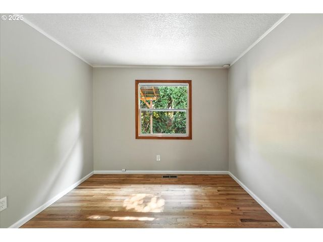 8618 Ne BROADWAY, Portland, OR 97220