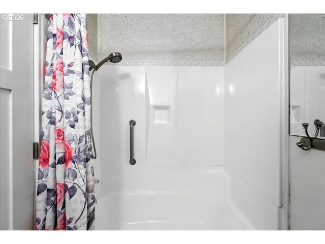8618 Ne BROADWAY, Portland, OR 97220