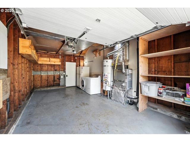 8618 Ne BROADWAY, Portland, OR 97220