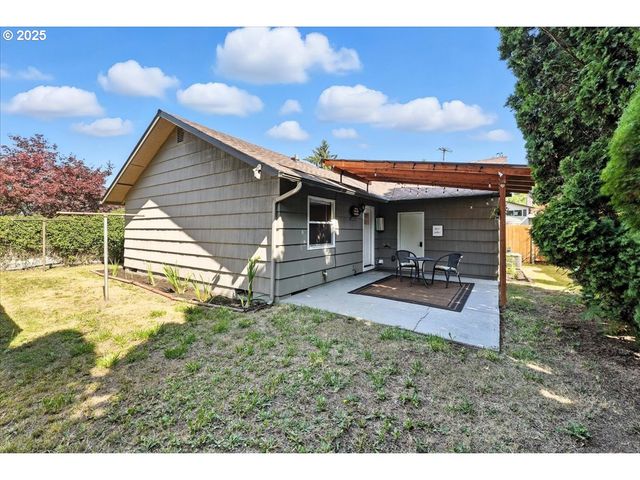 8618 Ne BROADWAY, Portland, OR 97220