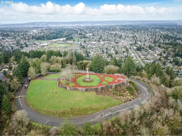 8618 Ne BROADWAY, Portland, OR 97220
