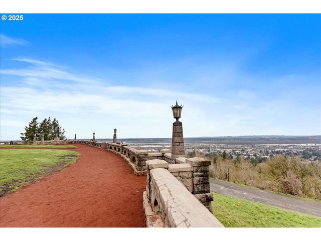 8618 Ne BROADWAY, Portland, OR 97220