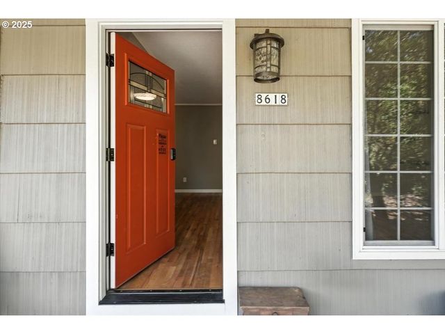 8618 Ne BROADWAY, Portland, OR 97220