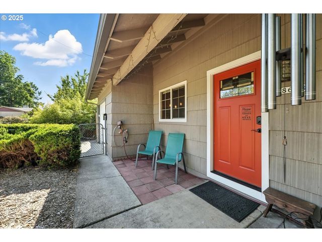8618 Ne BROADWAY, Portland, OR 97220