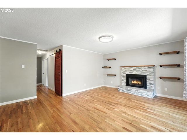 8618 Ne BROADWAY, Portland, OR 97220