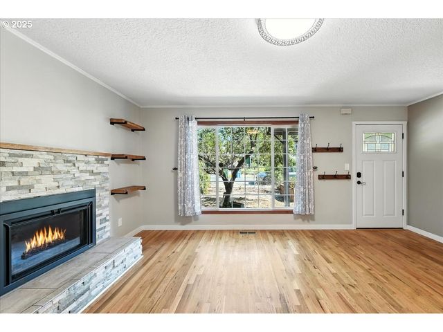 8618 Ne BROADWAY, Portland, OR 97220