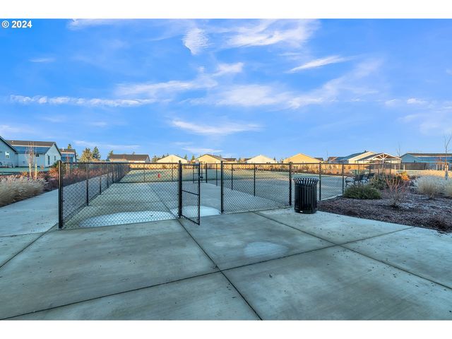 638 Nichols Ln, Woodburn, OR 97071