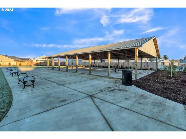 638 Nichols Ln, Woodburn, OR 97071