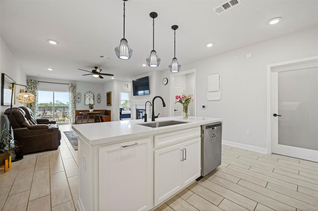 6804 Westview Drive 1404, Houston, TX 77055