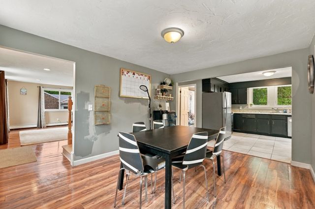 19 Louise Ln, Falmouth, MA 02540