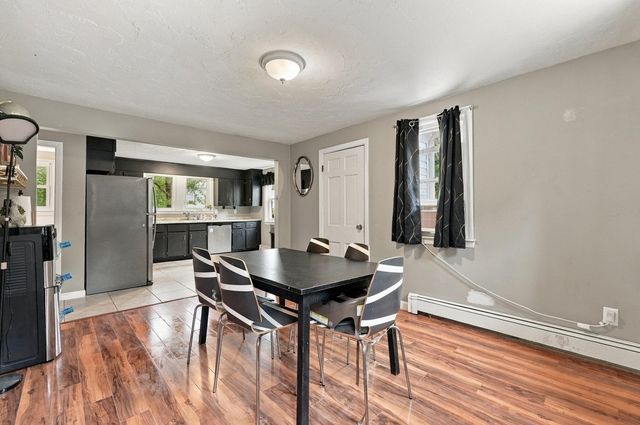 19 Louise Ln, Falmouth, MA 02540
