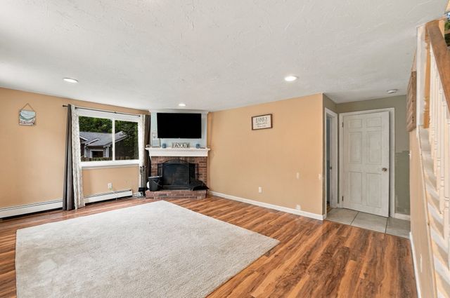 19 Louise Ln, Falmouth, MA 02540