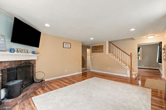 19 Louise Ln, Falmouth, MA 02540