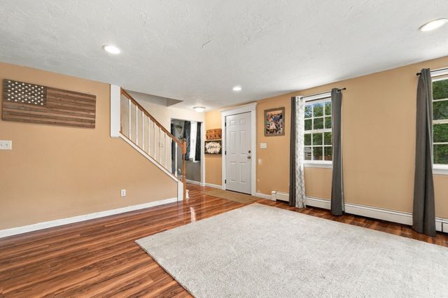 19 Louise Ln, Falmouth, MA 02540