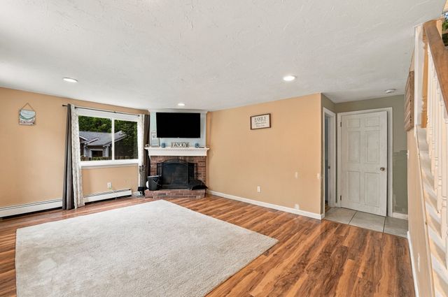 19 Louise Ln, Falmouth, MA 02540
