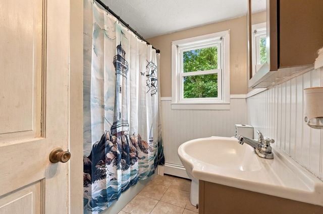 19 Louise Ln, Falmouth, MA 02540