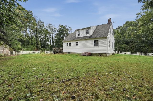 19 Louise Ln, Falmouth, MA 02540