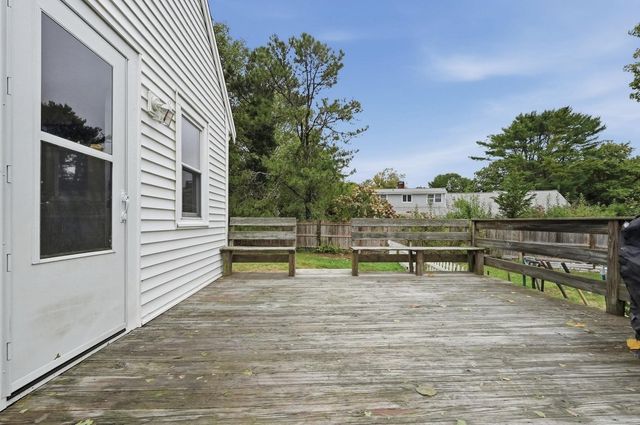 19 Louise Ln, Falmouth, MA 02540