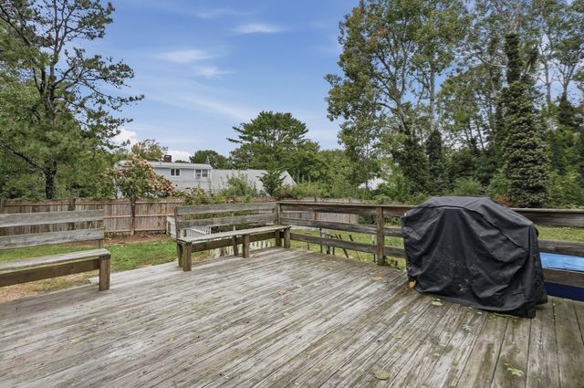19 Louise Ln, Falmouth, MA 02540
