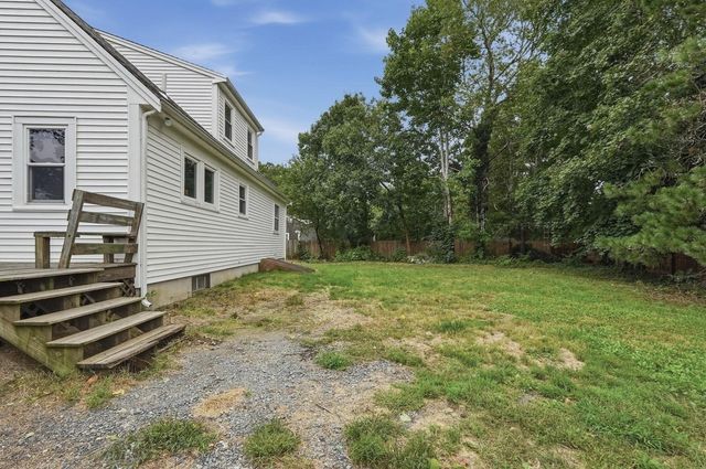 19 Louise Ln, Falmouth, MA 02540