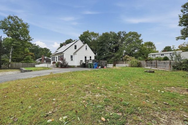 19 Louise Ln, Falmouth, MA 02540