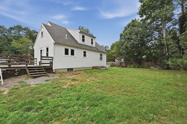 19 Louise Ln, Falmouth, MA 02540