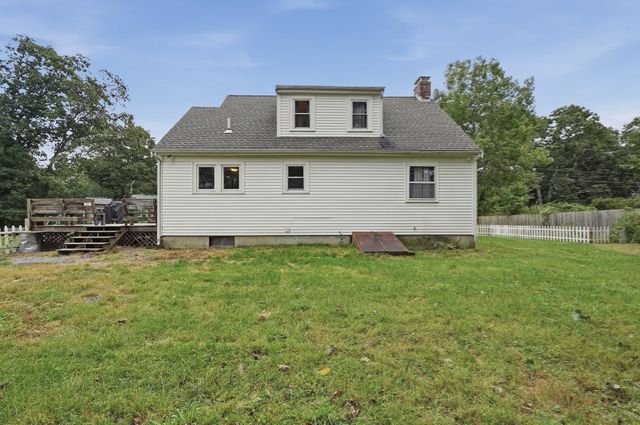 19 Louise Ln, Falmouth, MA 02540