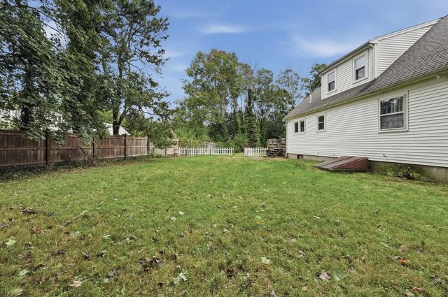 19 Louise Ln, Falmouth, MA 02540