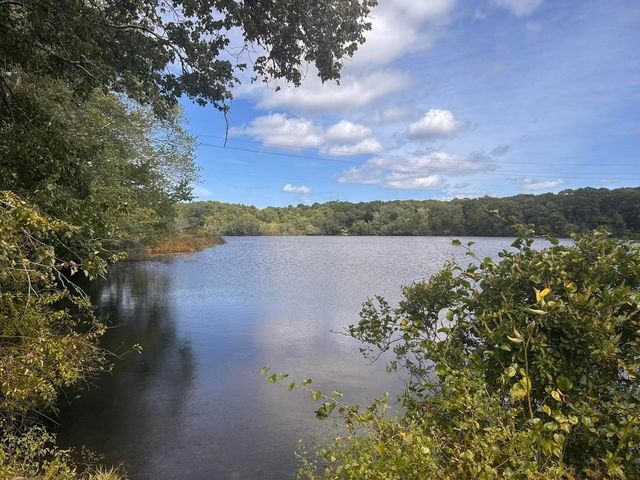 19 Louise Ln, Falmouth, MA 02540