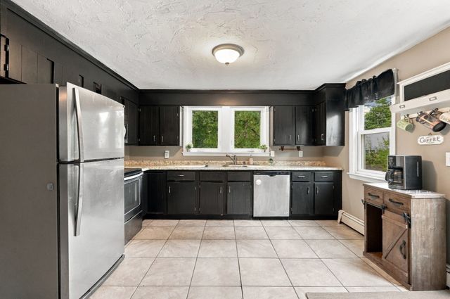 19 Louise Ln, Falmouth, MA 02540