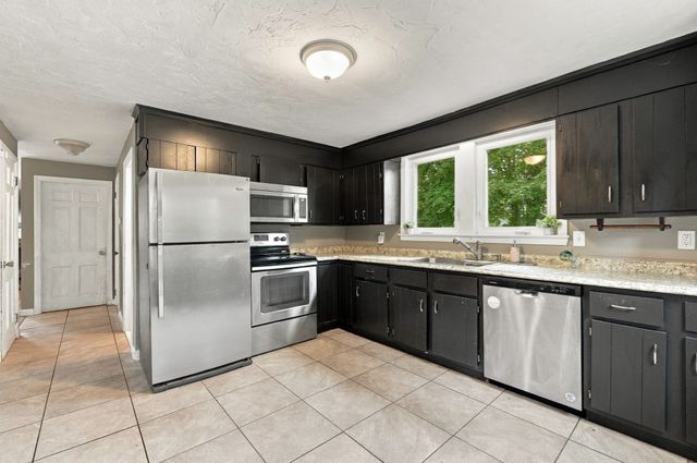 19 Louise Ln, Falmouth, MA 02540
