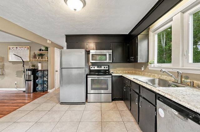 19 Louise Ln, Falmouth, MA 02540
