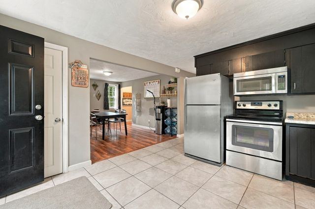 19 Louise Ln, Falmouth, MA 02540