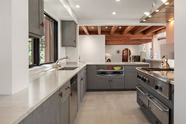 946 Cerro De La Paz, Santa Fe, NM 87501