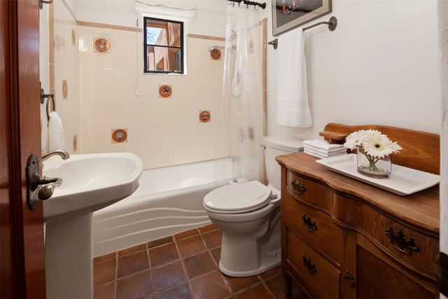 946 Cerro De La Paz, Santa Fe, NM 87501