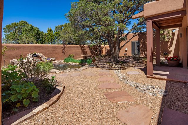 946 Cerro De La Paz, Santa Fe, NM 87501