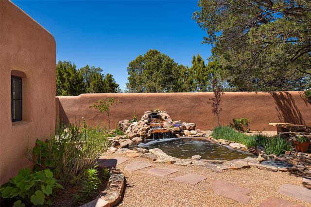 946 Cerro De La Paz, Santa Fe, NM 87501