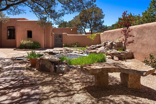 946 Cerro De La Paz, Santa Fe, NM 87501