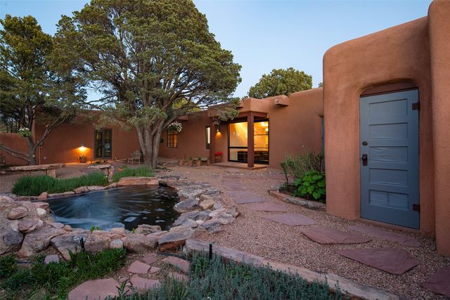 946 Cerro De La Paz, Santa Fe, NM 87501