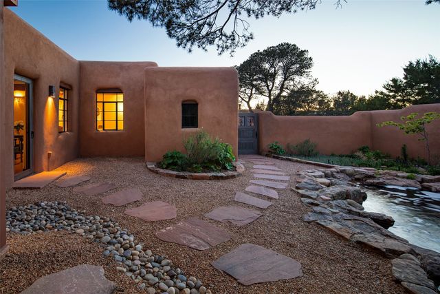 946 Cerro De La Paz, Santa Fe, NM 87501