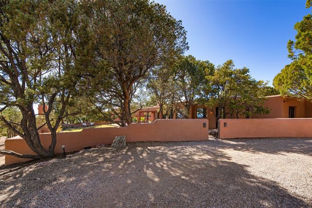 946 Cerro De La Paz, Santa Fe, NM 87501