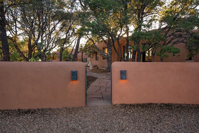 946 Cerro De La Paz, Santa Fe, NM 87501